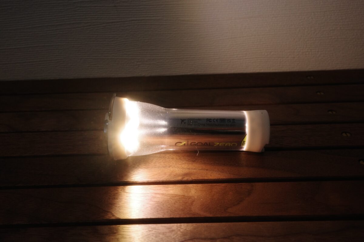 ライトとして手元を照らす小型LEDランタン