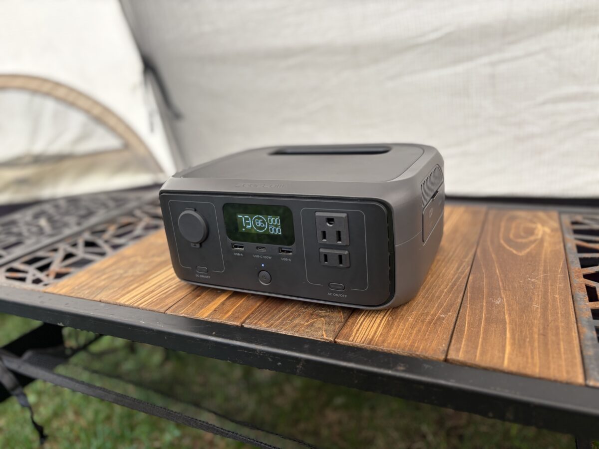 キャンプのテーブルに置いたポータブル電源