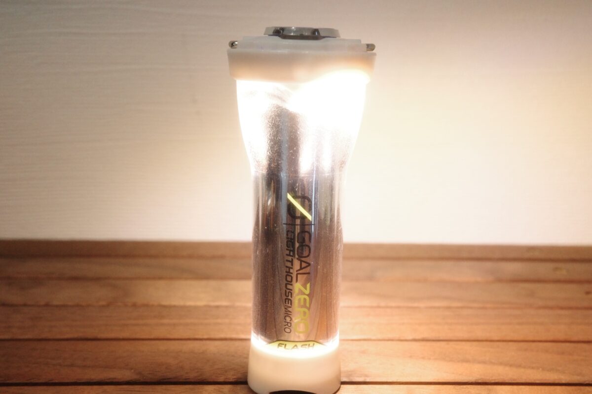 点灯した小型LEDランタン