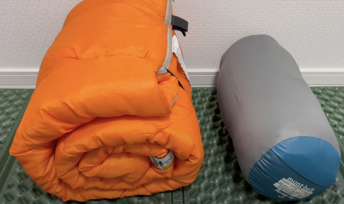 丸めた寝袋と、収納袋に入れた寝袋