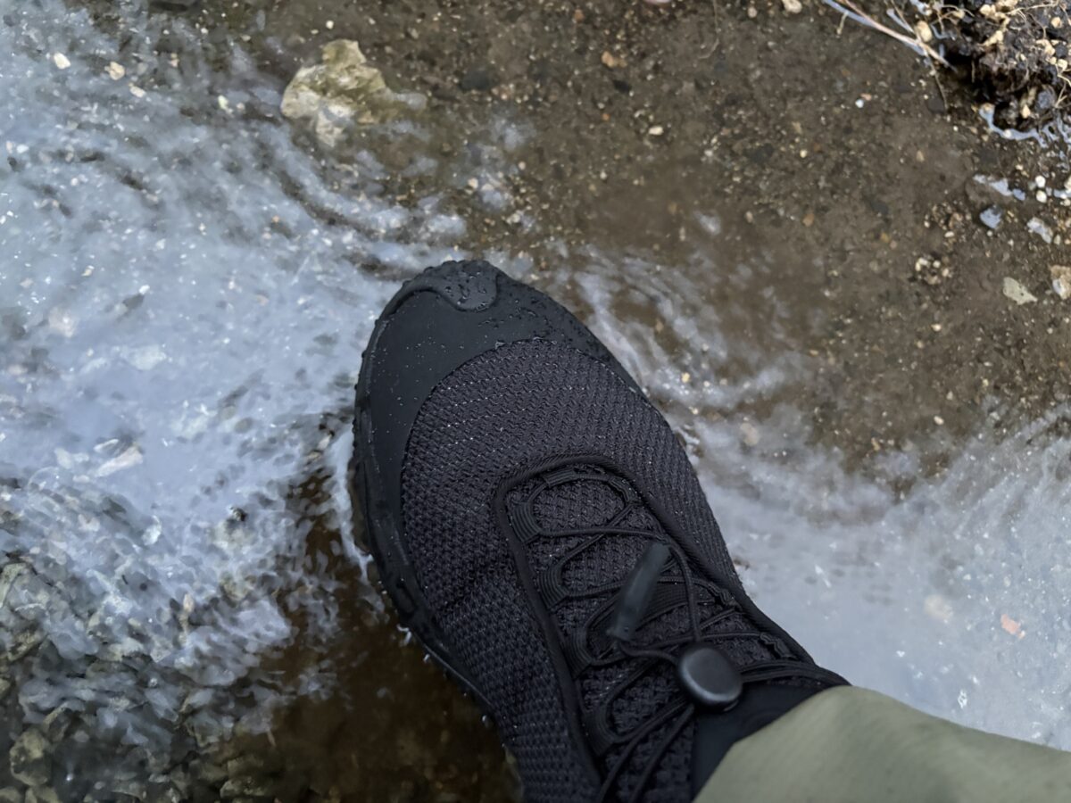 メレル カメレオン ゴアテックスを履いて雨で濡れた路面に立った足元