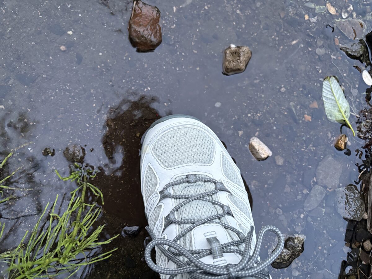メレル モアブ3 ゴアテックスで水たまりを踏んだ足元