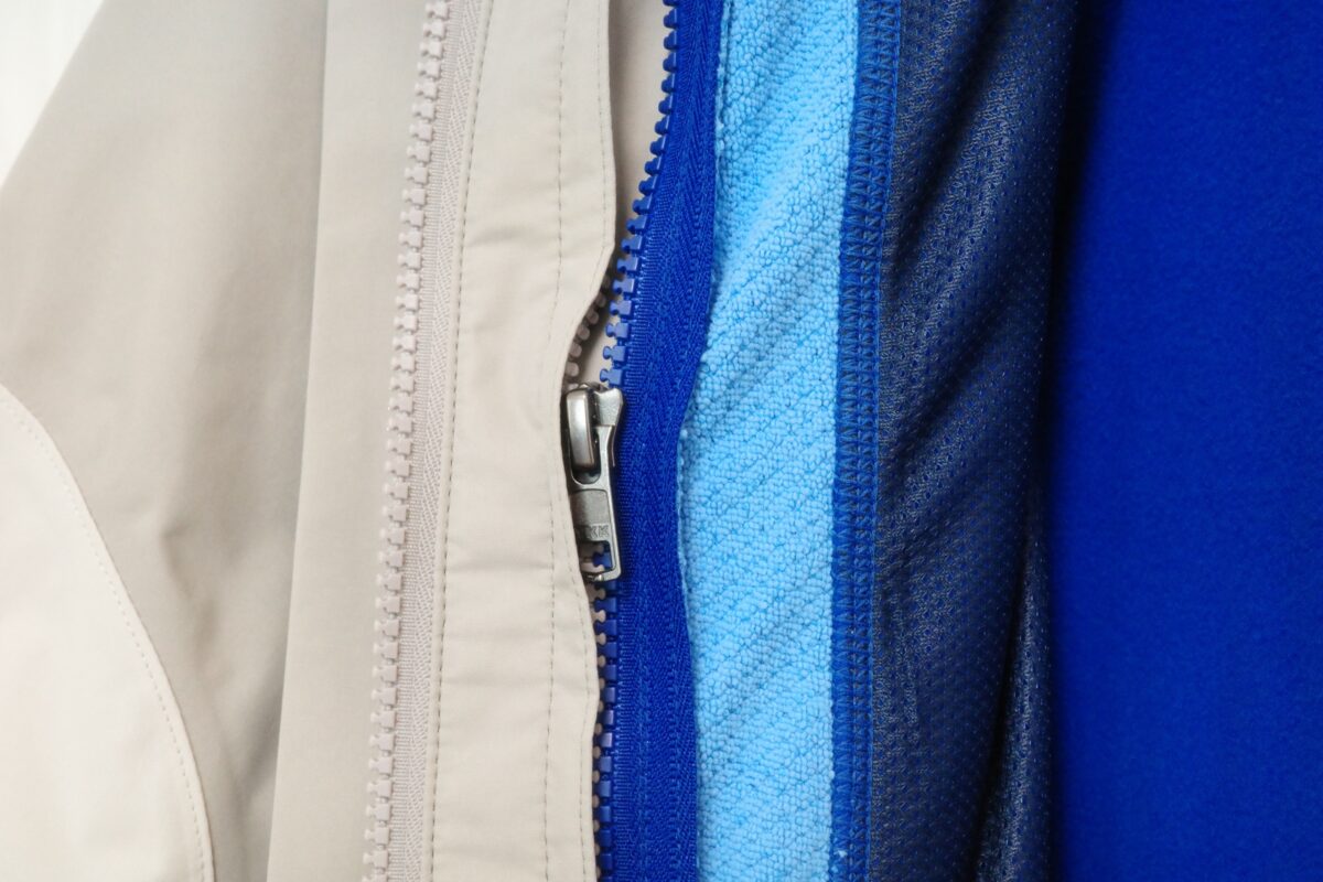 バーサベントフリースジャケットのZIP IN ZIP用ファスナーを対応シェルへ連結した部分のアップ