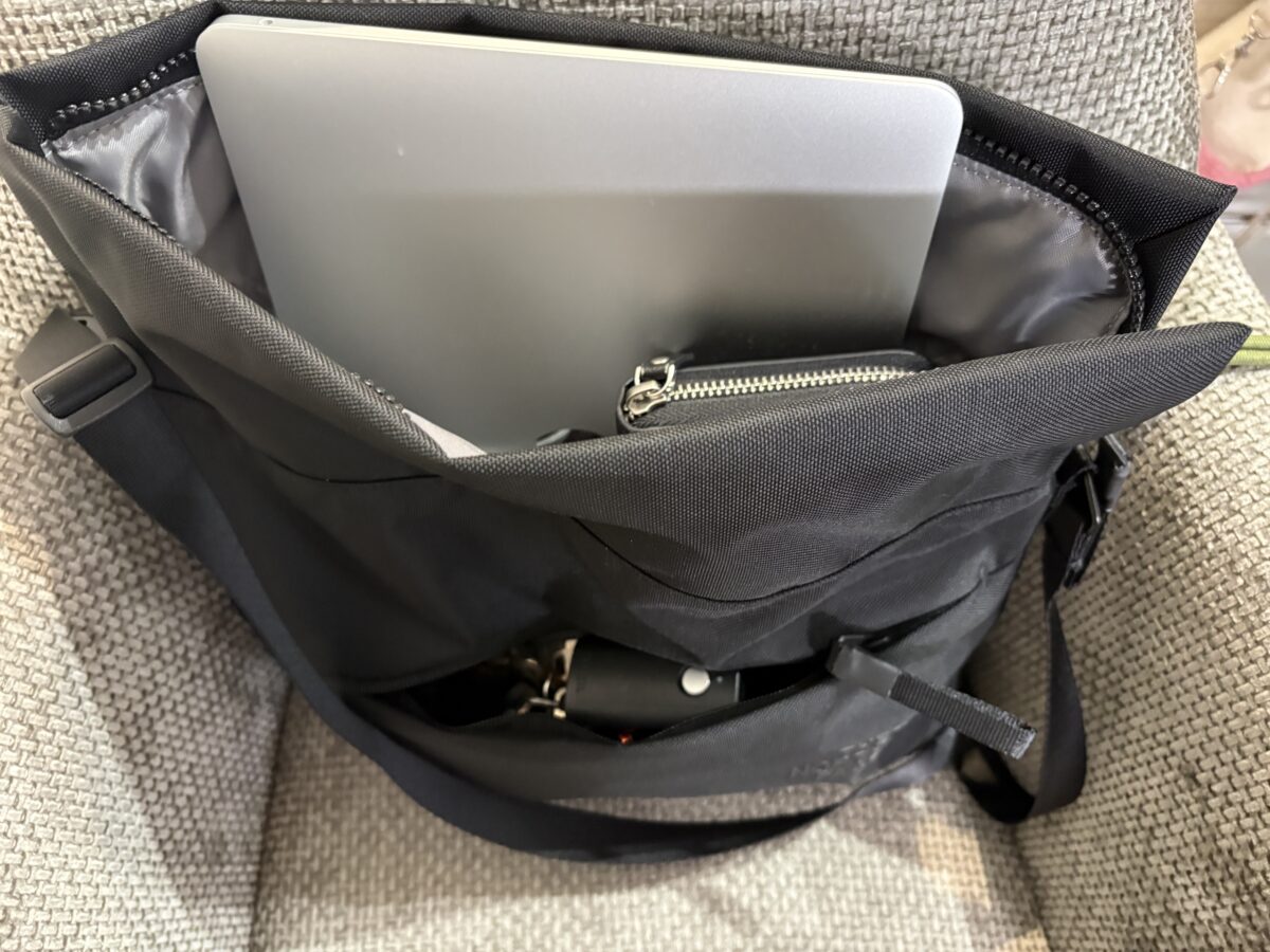 ピレネーショルダーLの中に荷物を入れたところ