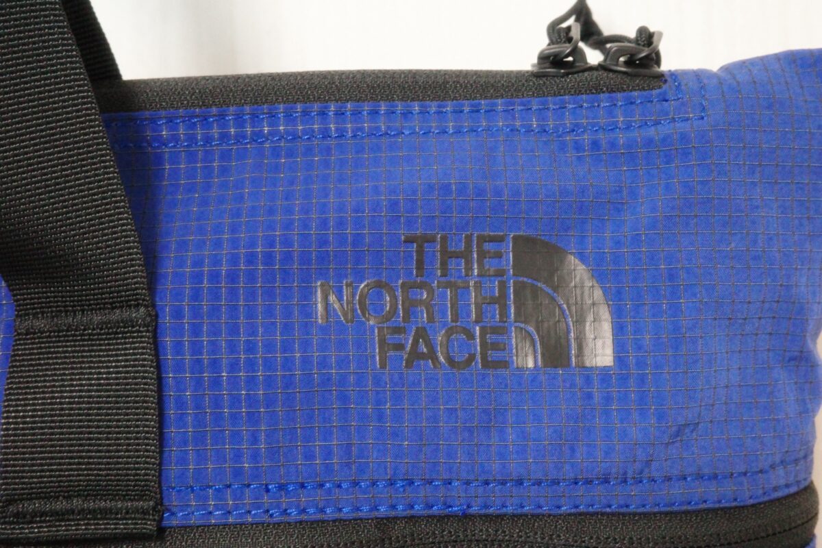 ラフタートートSPの生地のアップ。リップストップの格子とTHE NORTH FACEのロゴ