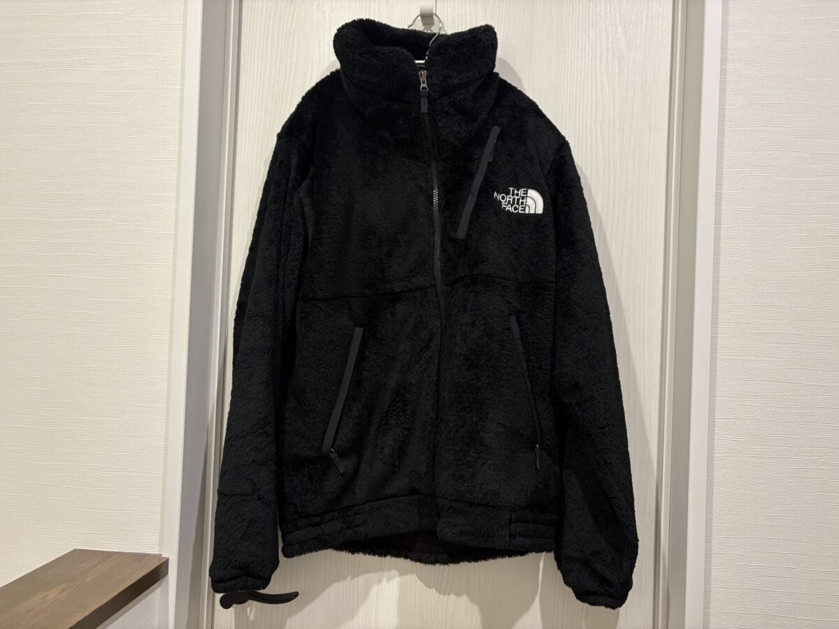 ハンガーに掛けたノースフェイス バーサロフトジャケットの前面