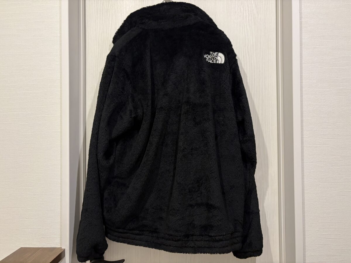 ハンガーに掛けたバーサロフトジャケットの背面