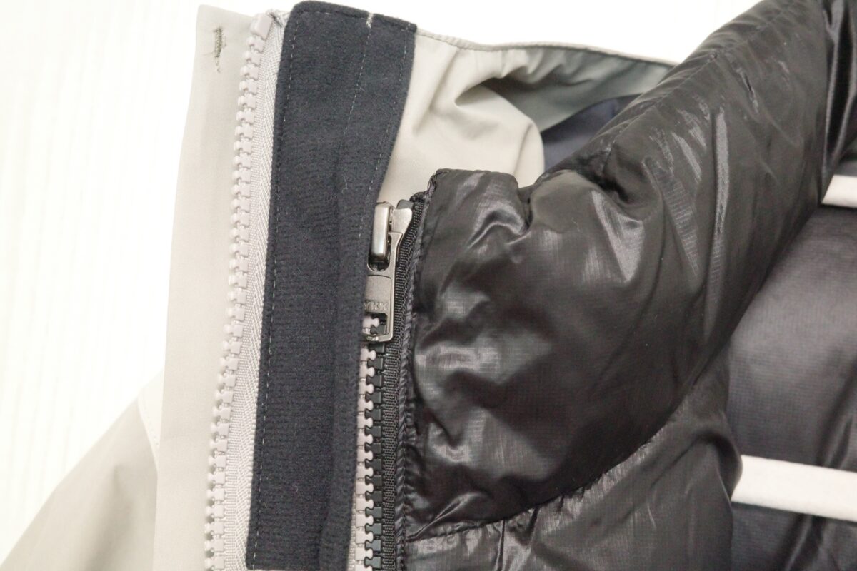 ノースフェイスのジャケット内側の専用ファスナーにインナーを連結したところ