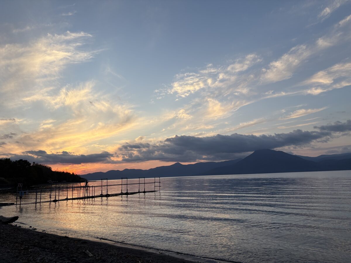 秋の夕方、日が沈んでいく湖