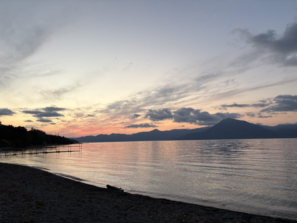 秋の支笏湖の夕暮れ
