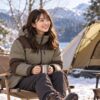 バルトロスリークライトジャケットを着て、冬のキャンプ場で楽しそうに過ごしている