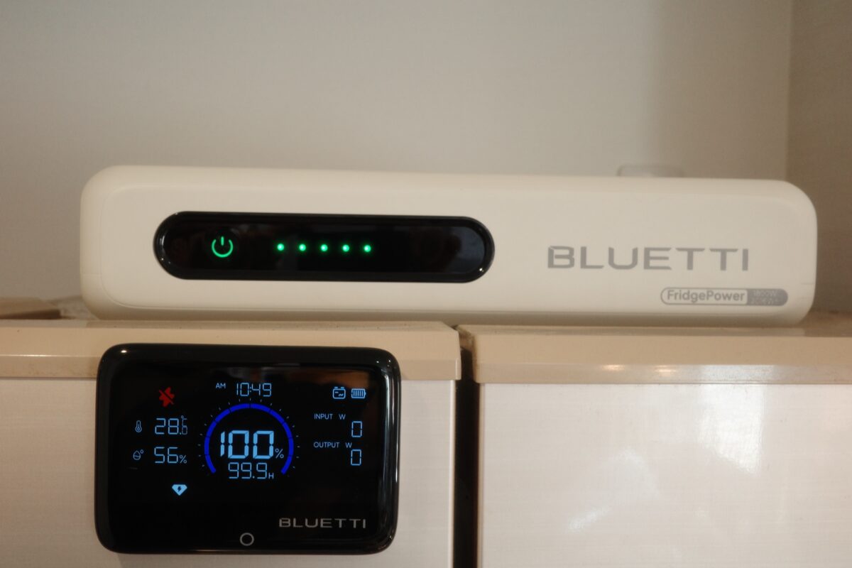 冷蔵庫に貼ったDisplay 1とFridgePower
