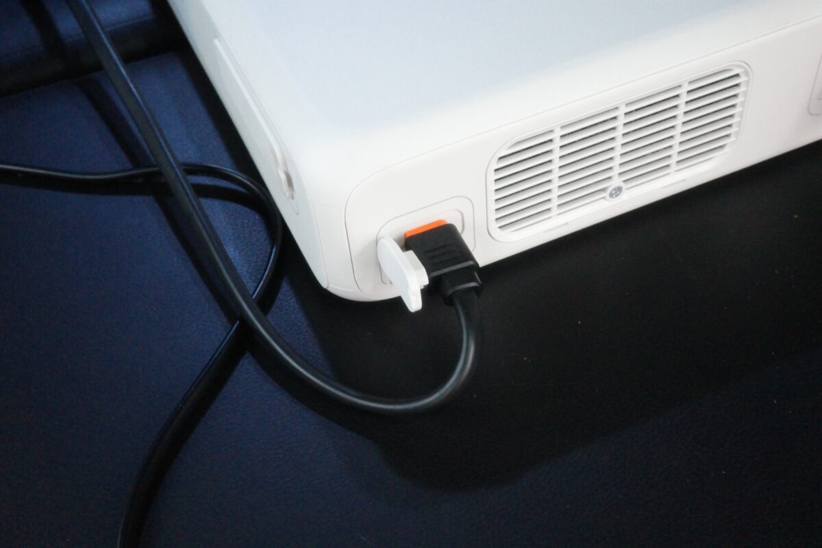 FridgePowerのXT60入力口にケーブルをつないだところ