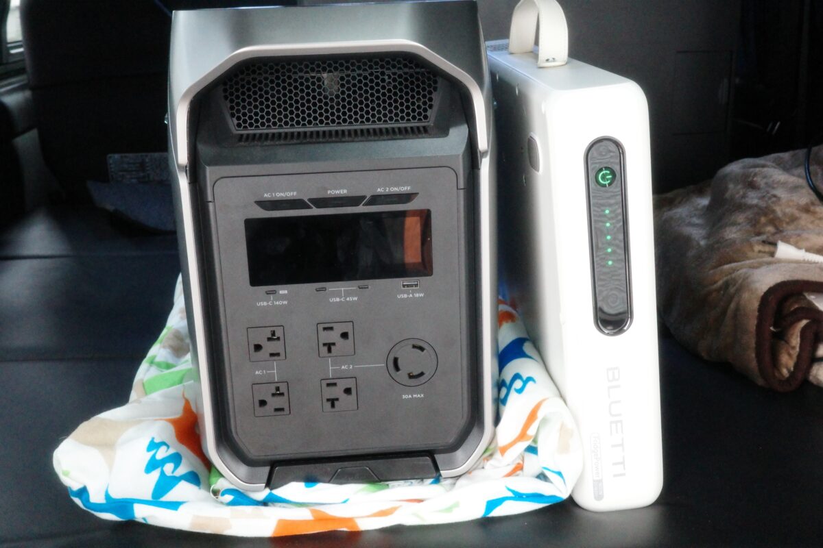箱型のポータブル電源と並べたFridgePower
