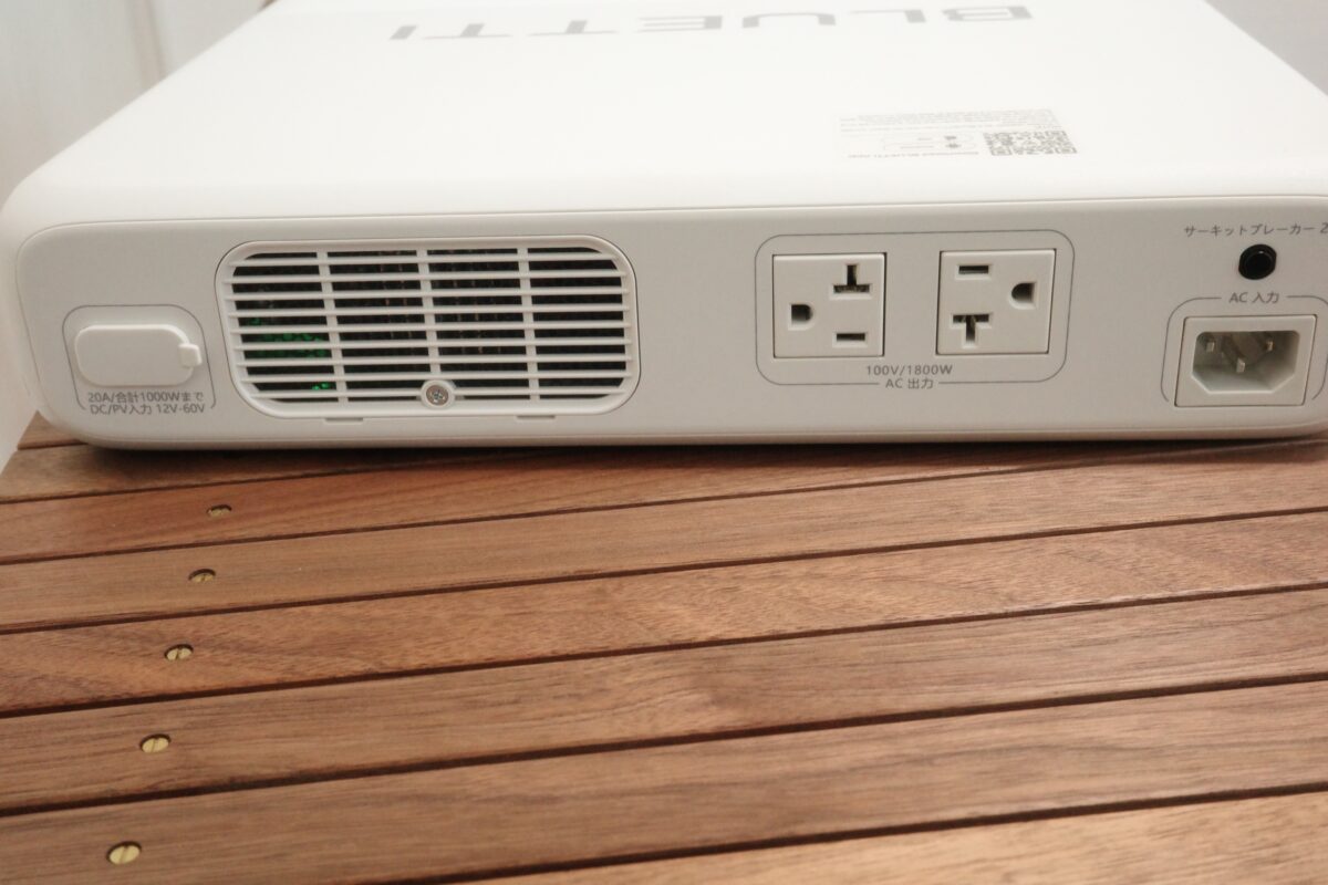 FridgePowerの吸気口・ACコンセント・AC入力が並ぶ面