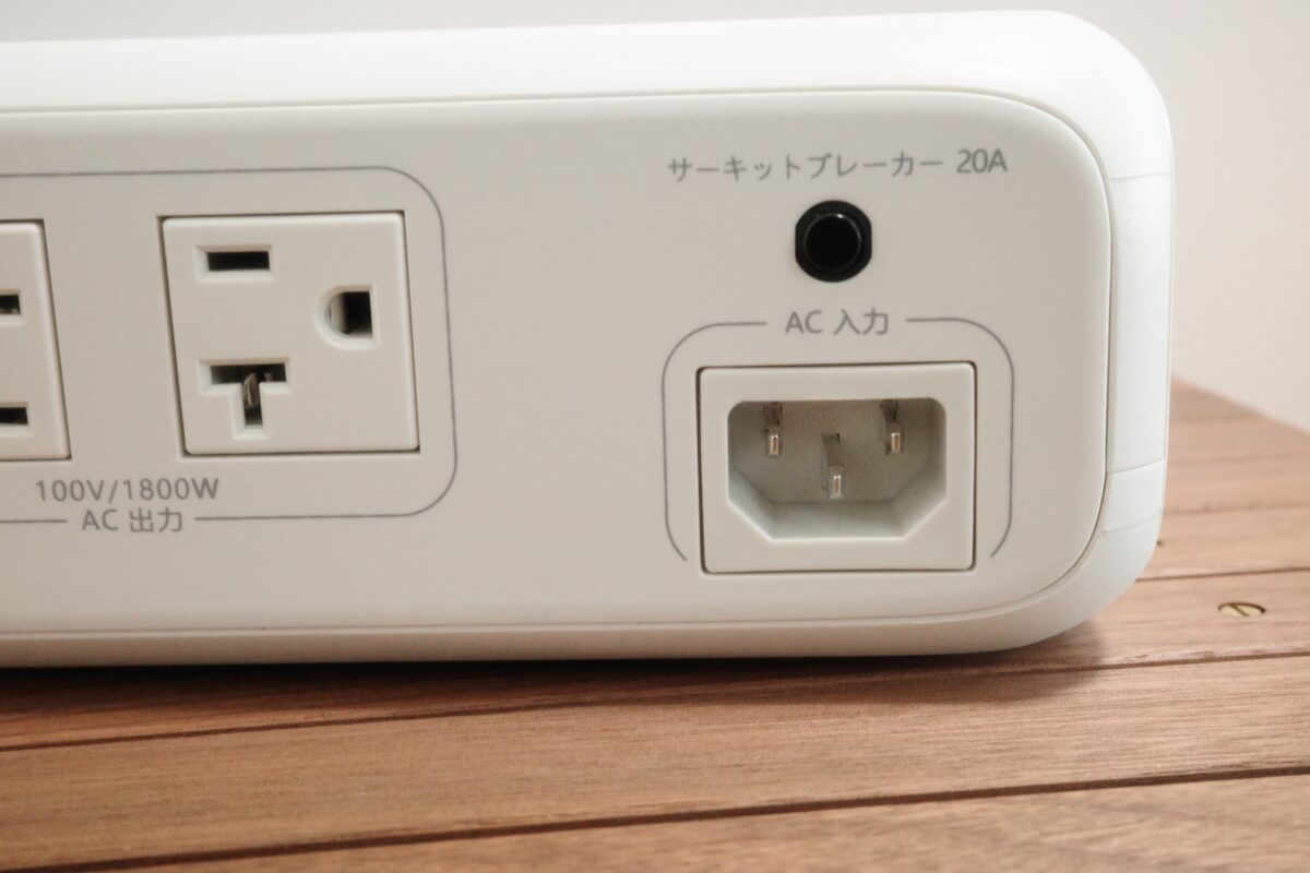FridgePowerのAC入力とサーキットブレーカー