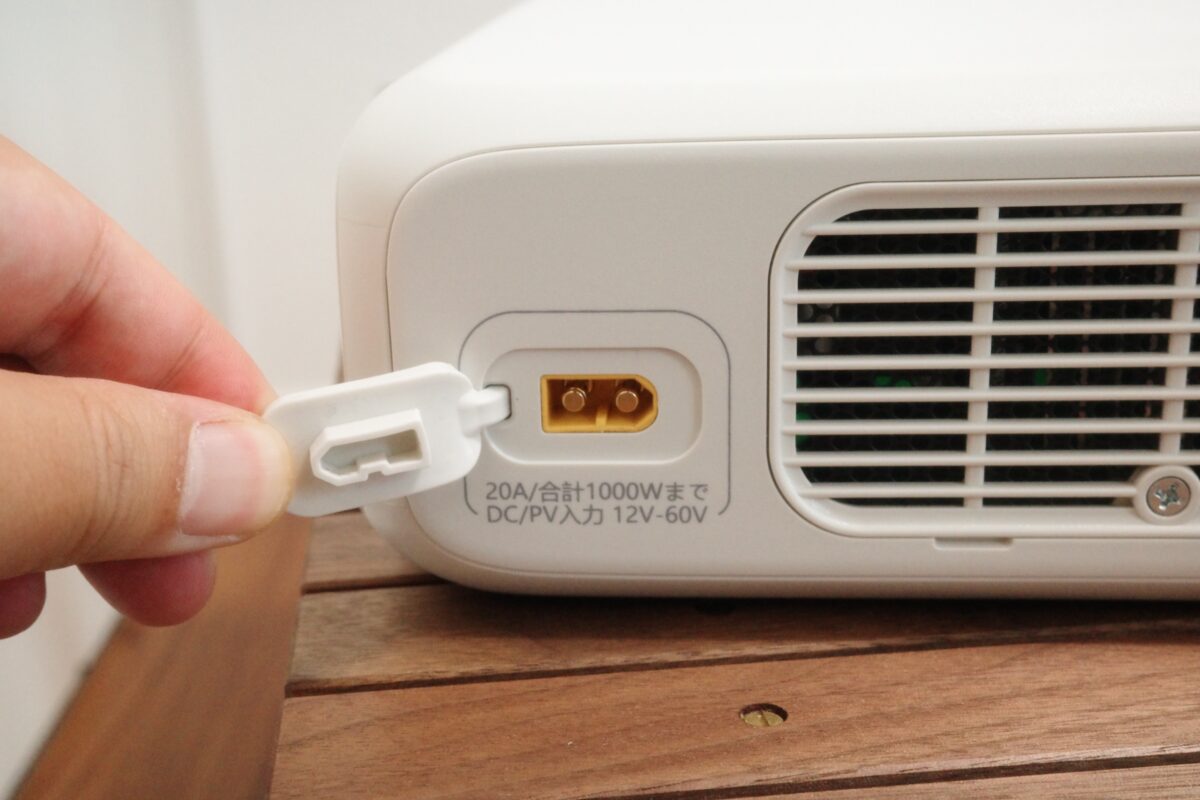 FridgePowerのカバーを開けたDC/PV入力（XT60）
