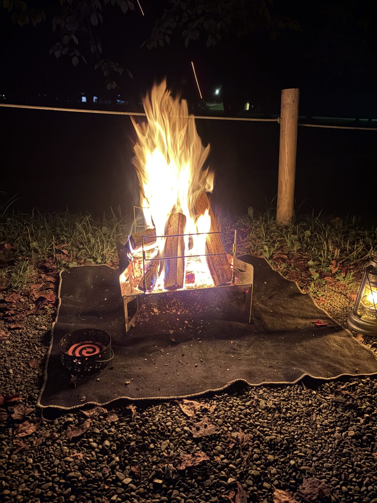 夜のキャンプ場で燃える焚き火