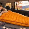 冬用寝袋を秋の車中泊の車内に広げて、暖かそうにくつろいでいる