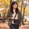 ウォーカーポーチを斜め掛けにして、秋のキャンプ場を楽しそうに歩いている