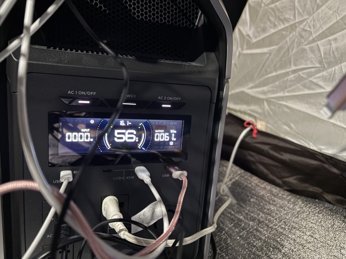 DELTA 3 Ultra Plus前面の出力ポートに複数のケーブルをつないだ様子