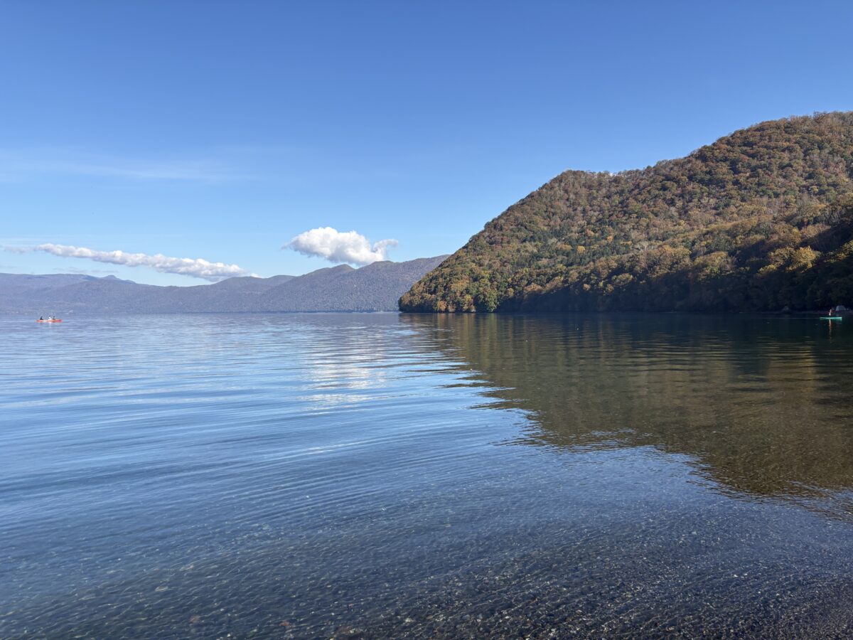 湖畔のキャンプ場から見た晴れた日の湖