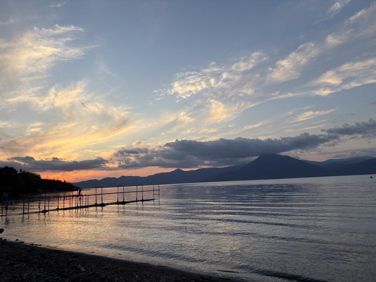 キャンプ場から見た湖の夕焼け