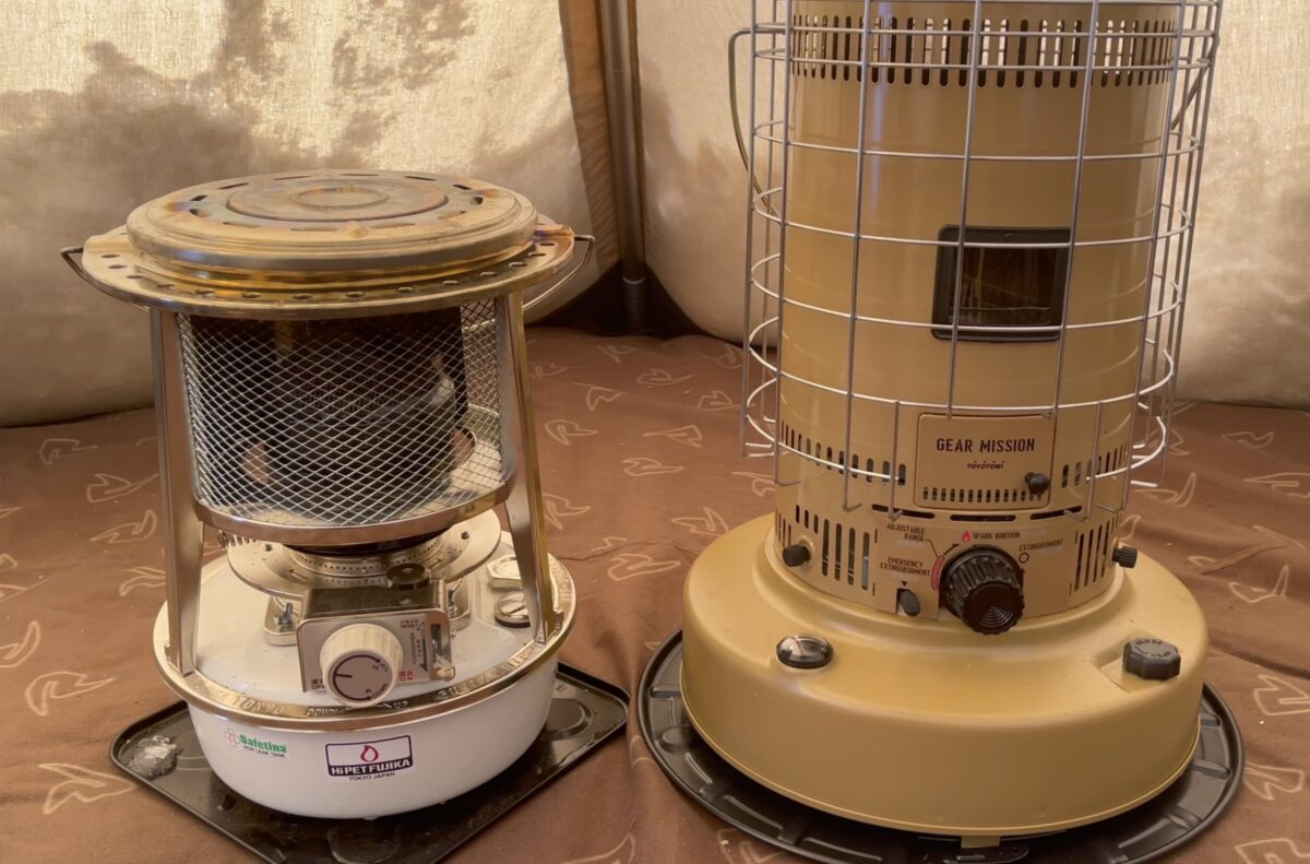 テントの中に並べた2台の灯油ストーブ