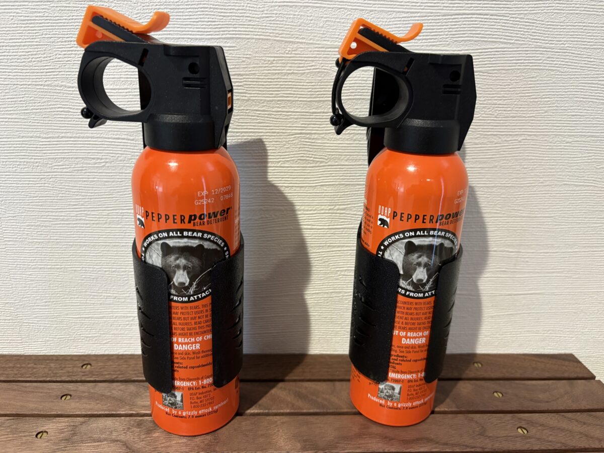 ホルスターに付けた2本のクマ撃退スプレー