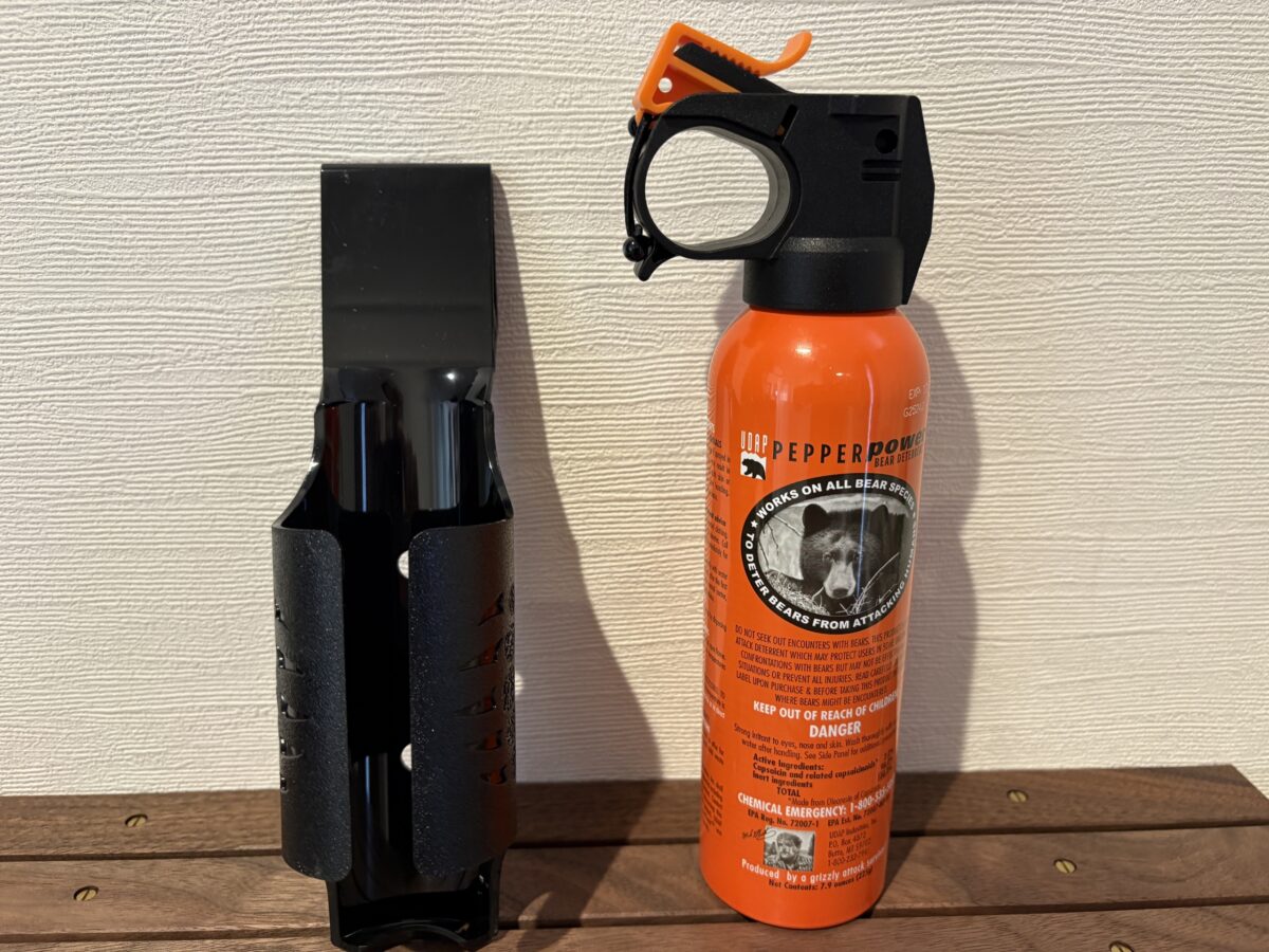 クマ撃退スプレーと専用ホルスター
