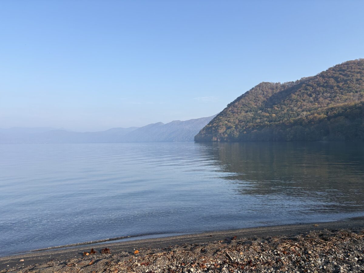 色づいた秋の山と湖