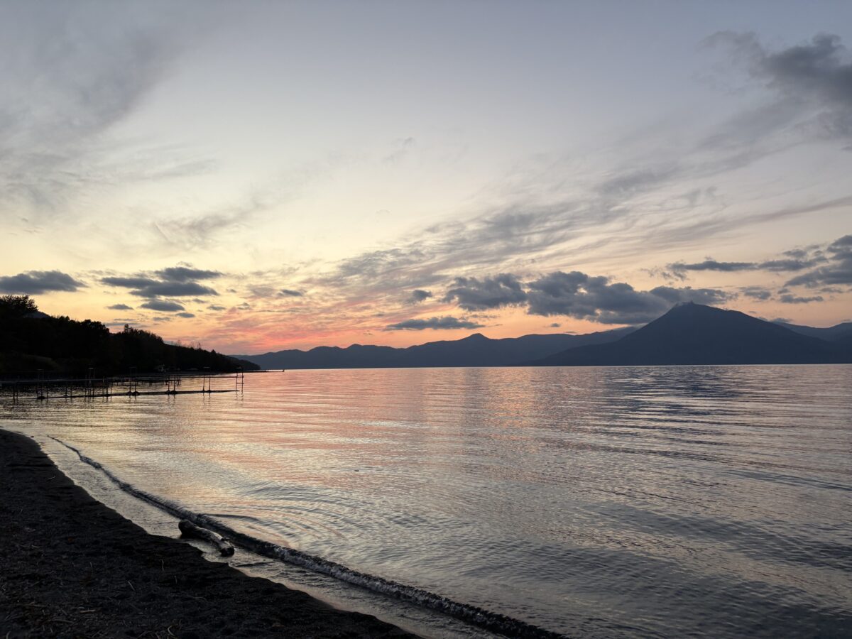 湖に沈む秋の夕景