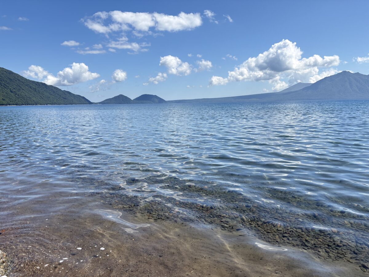 山々が見渡せる湖のほとりの景色