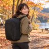 マムートのDaypack 25を背負って、秋のキャンプ場を楽しそうに歩いている