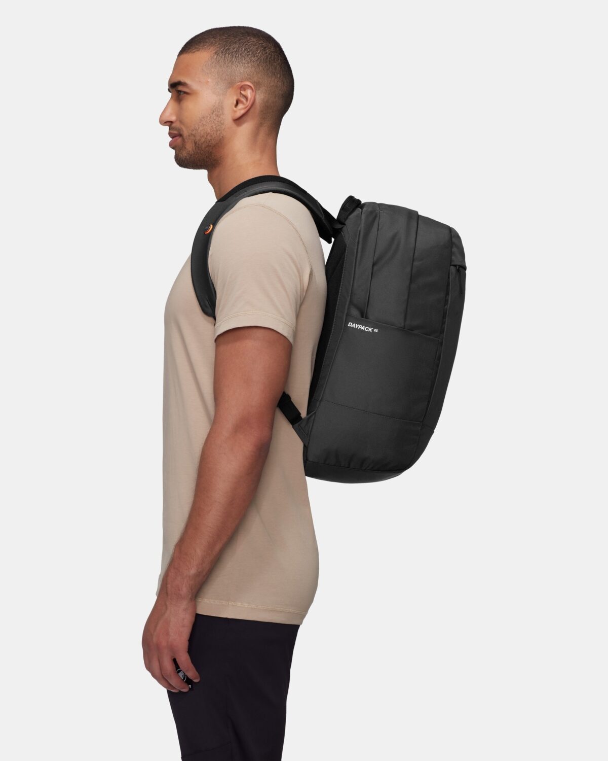 マムート Daypack 25を背負った横からの姿