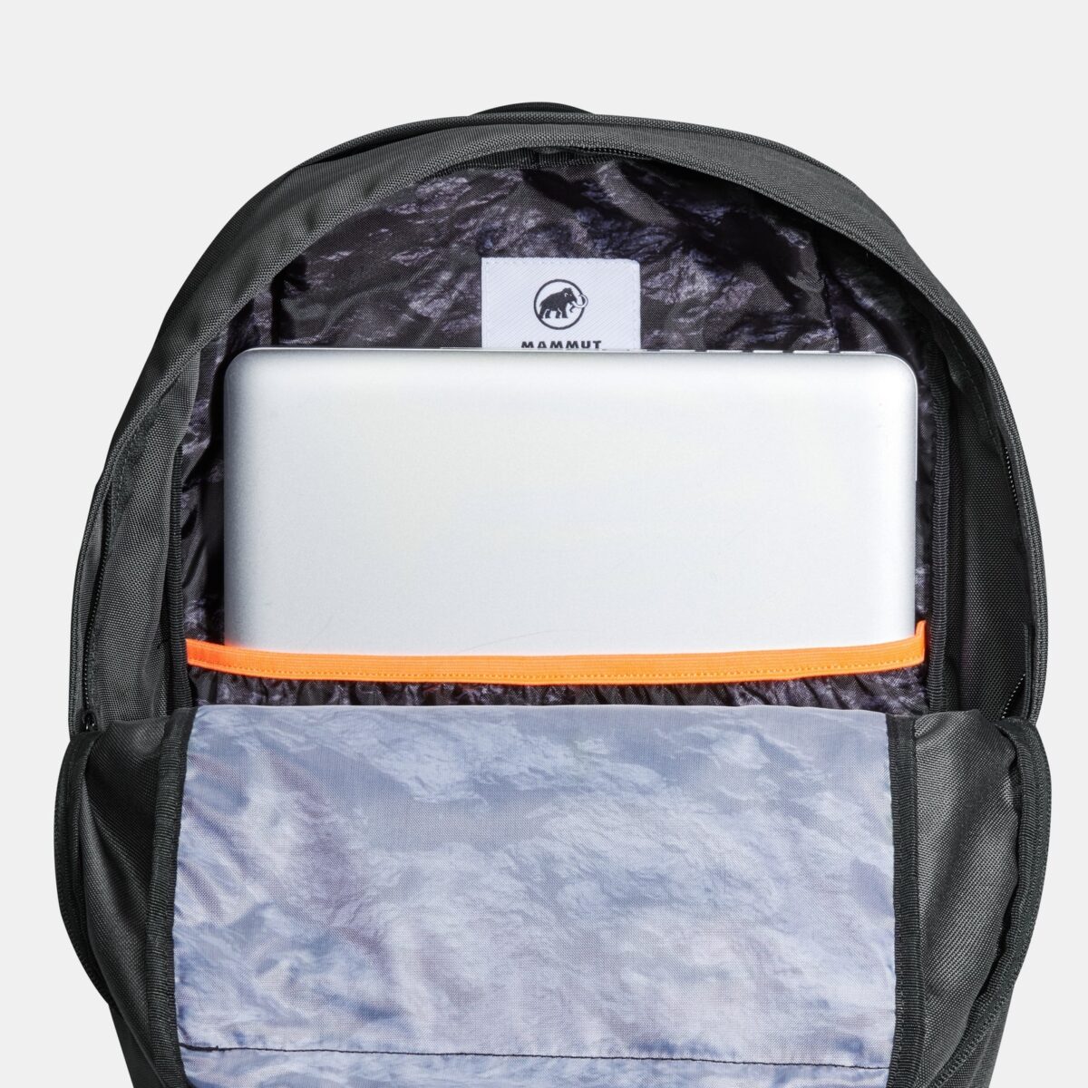 マムート Daypack 25のPCスリーブにノートパソコンを入れた様子