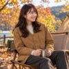 マムートのハイランド ウィンドブレーカー カーディガンを羽織って、秋のキャンプ場で楽しそうに過ごしている