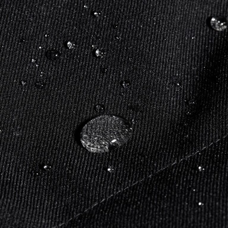 ロゼグ2.0の表地が水滴を弾いている様子