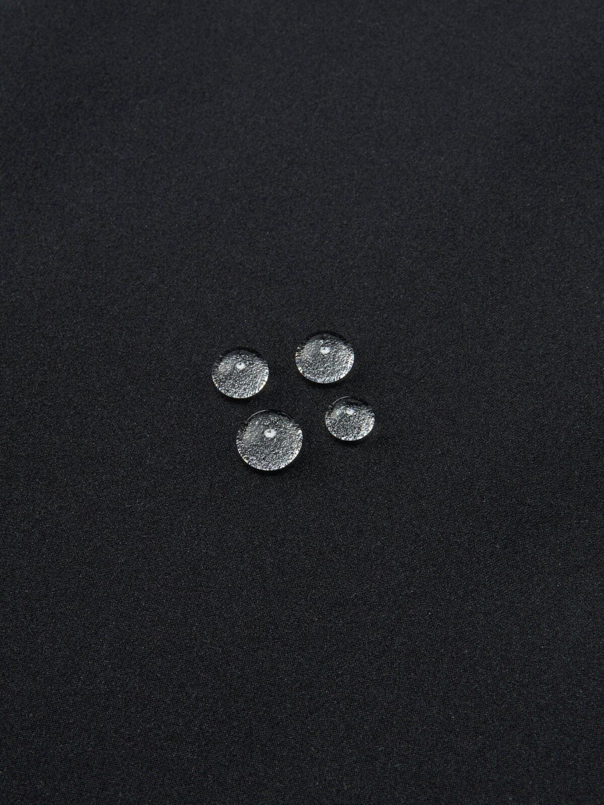 アドバンスドジャケットの表地で水滴がはじかれている様子