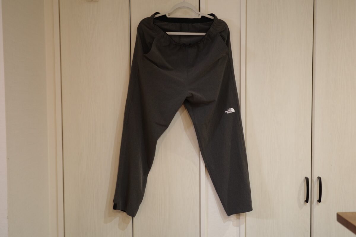 フレキシブルロングパンツのテーパードシルエット