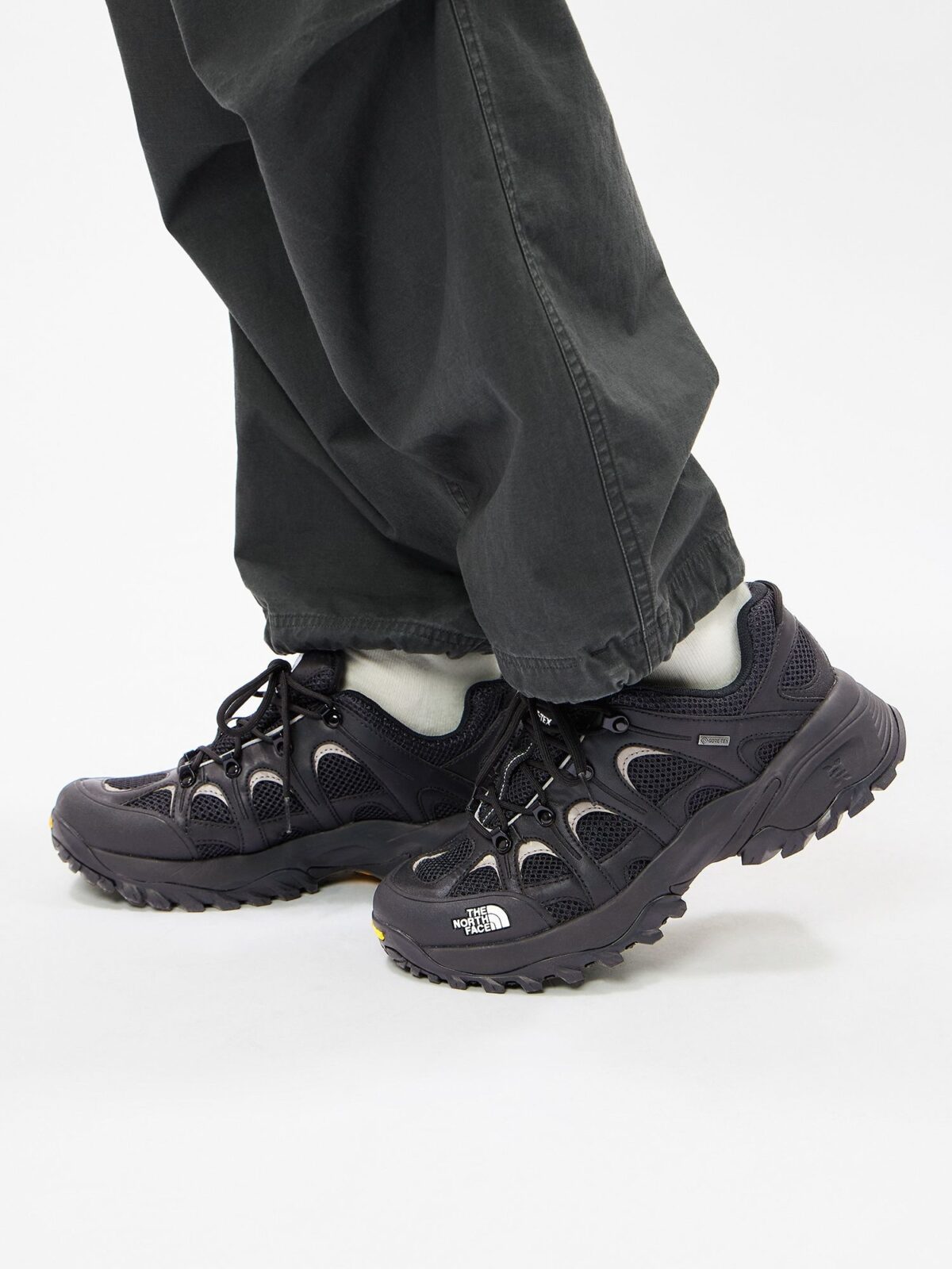 ヘッジホッグ RVST ゴアテックスをパンツと合わせて履いた足元