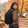 ノースフェイスのジェスターを背負って、秋のキャンプ場を楽しそうに歩いている