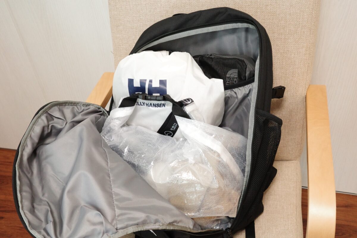 荷物をまとめて入れたノースフェイス リープ30のメイン収納