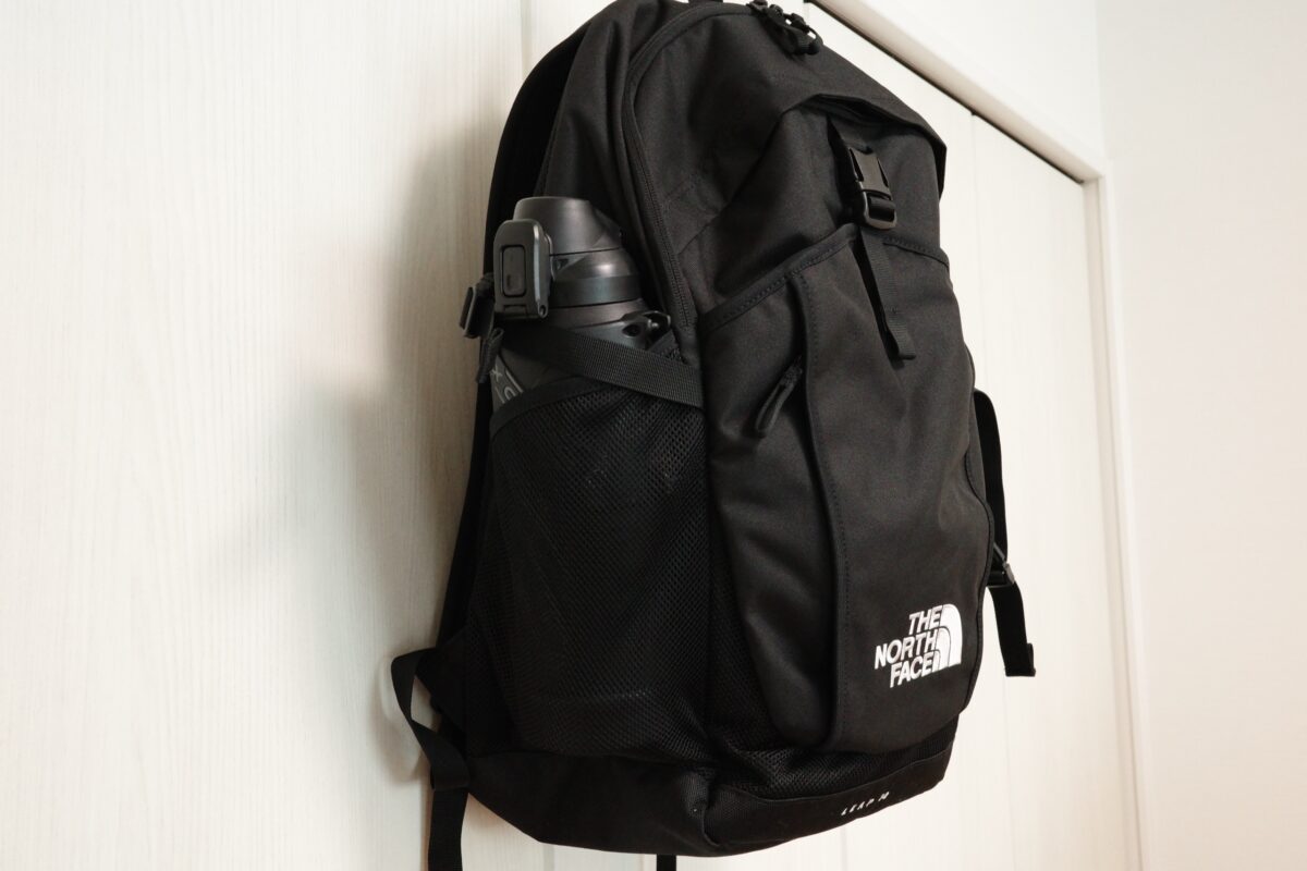 荷物を入れてサイドポケットにボトルを差したノースフェイス リープ30