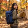 クレッターサックを背負って、秋のキャンプ場を楽しそうに歩いている