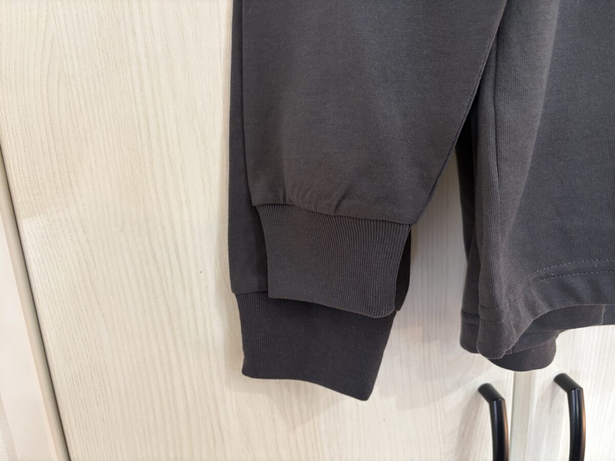 ロングスリーブスクエアロゴティーの袖口のリブ