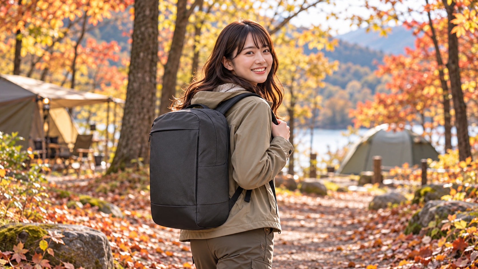 デイパック25を背負って、秋のキャンプ場を楽しそうに歩いている