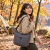 ノースフェイスのメノウウィーケンダーを肩に掛けて、秋のキャンプ場を楽しそうに歩いている