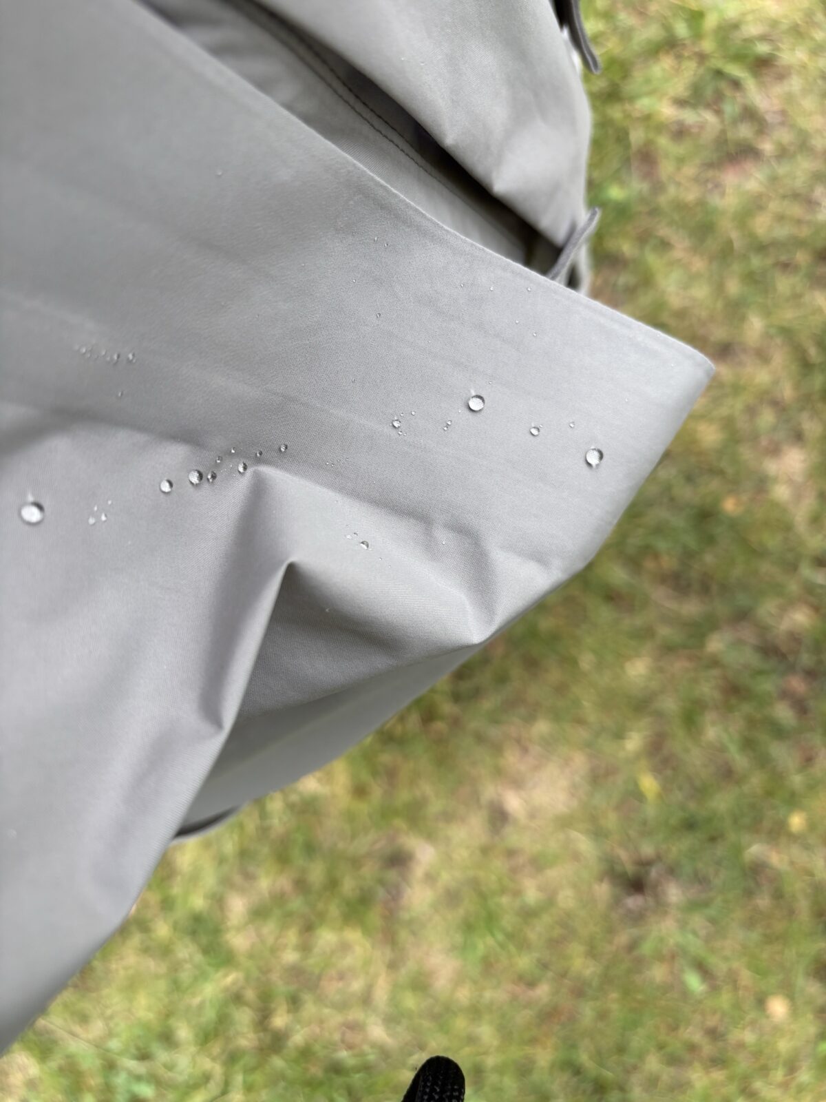 2000レトロマウンテンライトジャケットの表面で雨粒が玉になっている様子