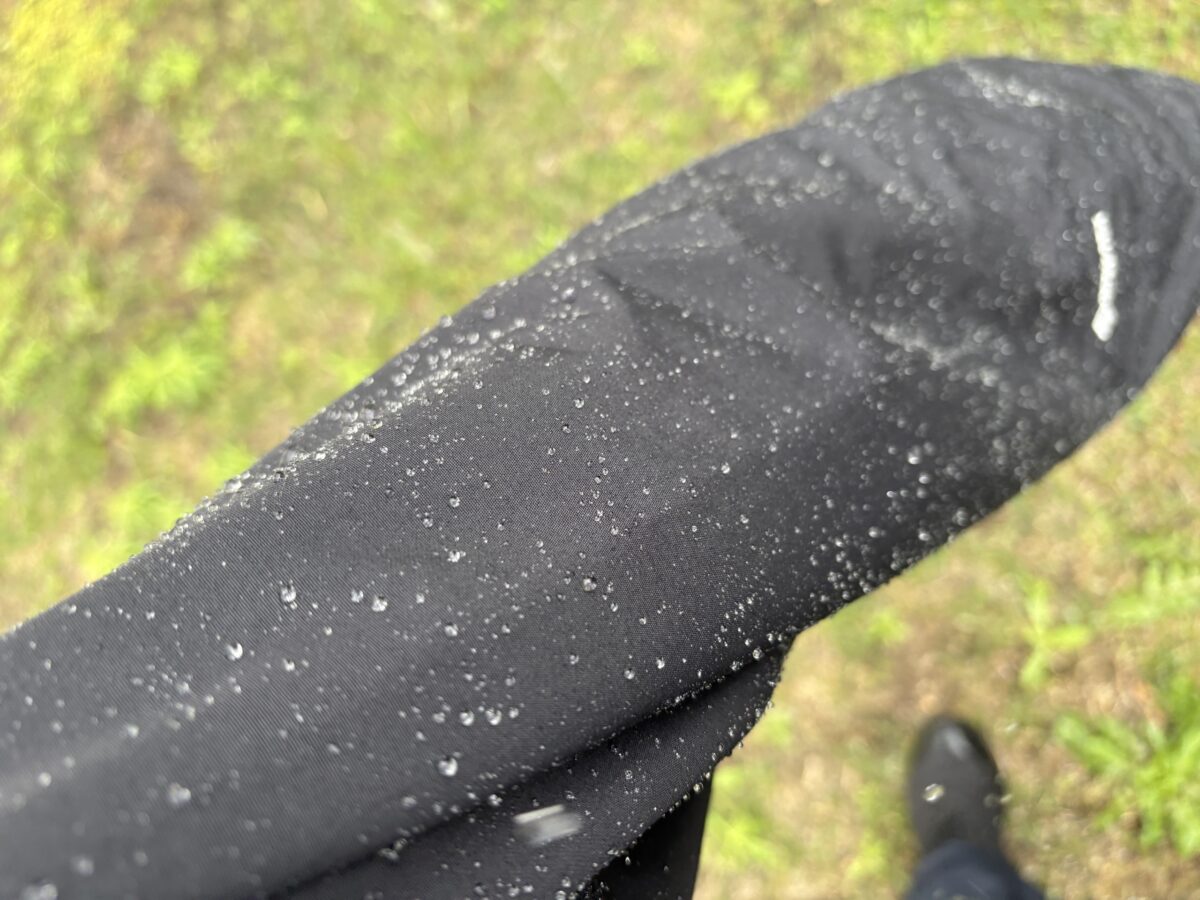 雨の日に着たマウンテンライトジャケットの袖で雨粒が玉になっている様子